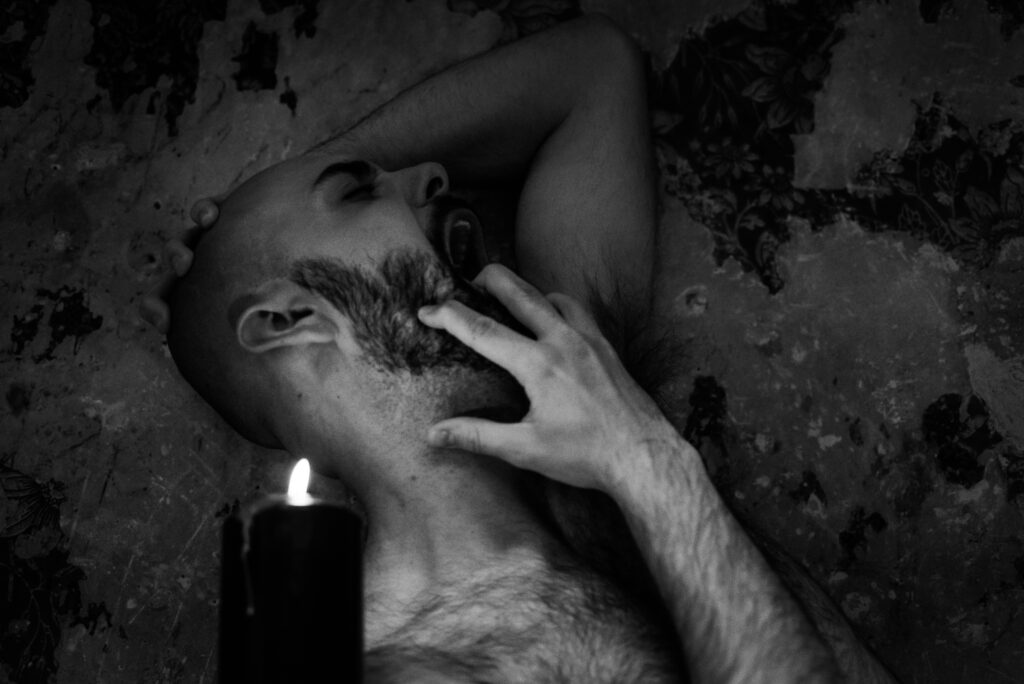 LUZ EN LA OSCURIDAD / ARGIA ILUNTASUNEAN